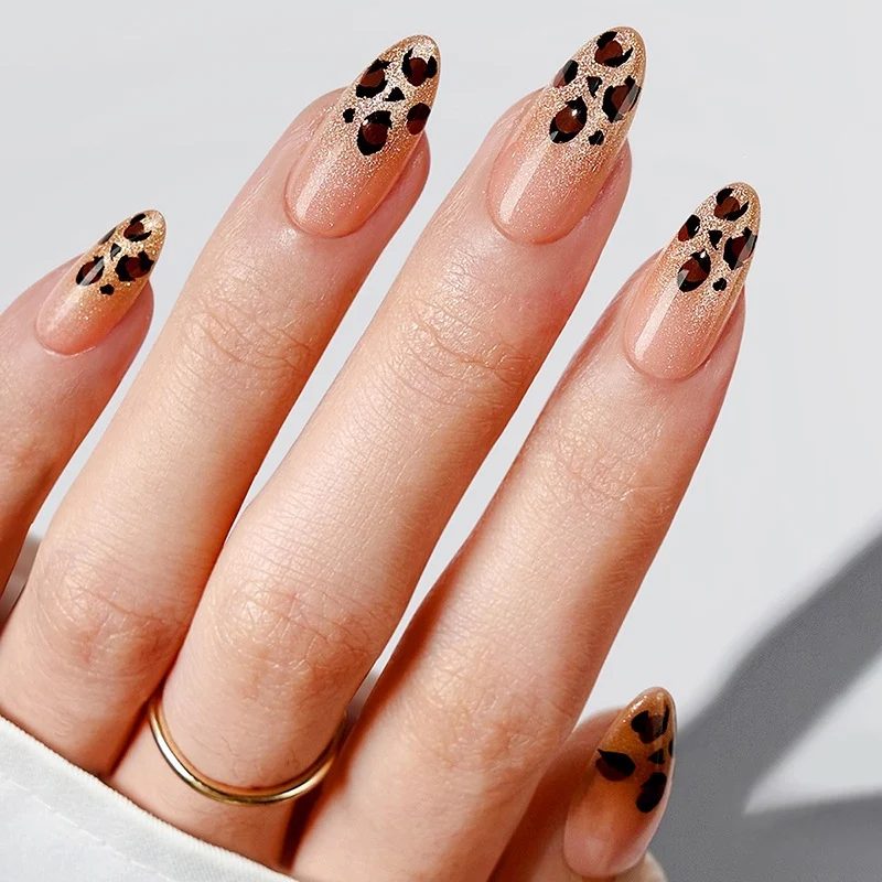 Kunstnagelset mit elegantem Leopardenmuster und Glitzerakzenten Brehn