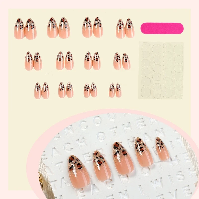 Kunstnagelset mit elegantem Leopardenmuster und Glitzerakzenten Brehn