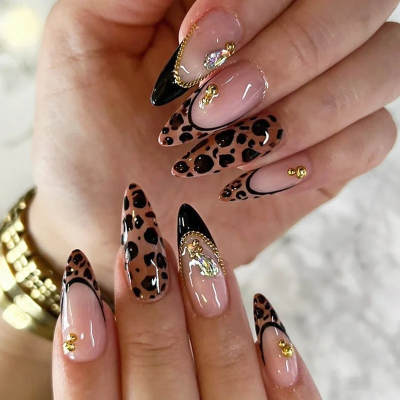 Kunstnagelset mit elegantem Leopardenmuster und glamourösen 3D-Elementen Brehn