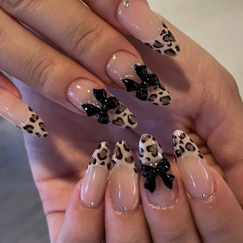 Kunstnagelset mit elegantem Leopardenmuster und glamourösen 3D-Elementen Brehn