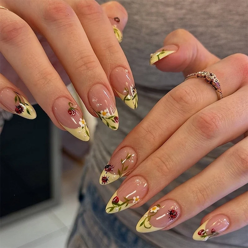Kunstnagelset mit floralen Motiven und glänzenden Akzenten Brehn