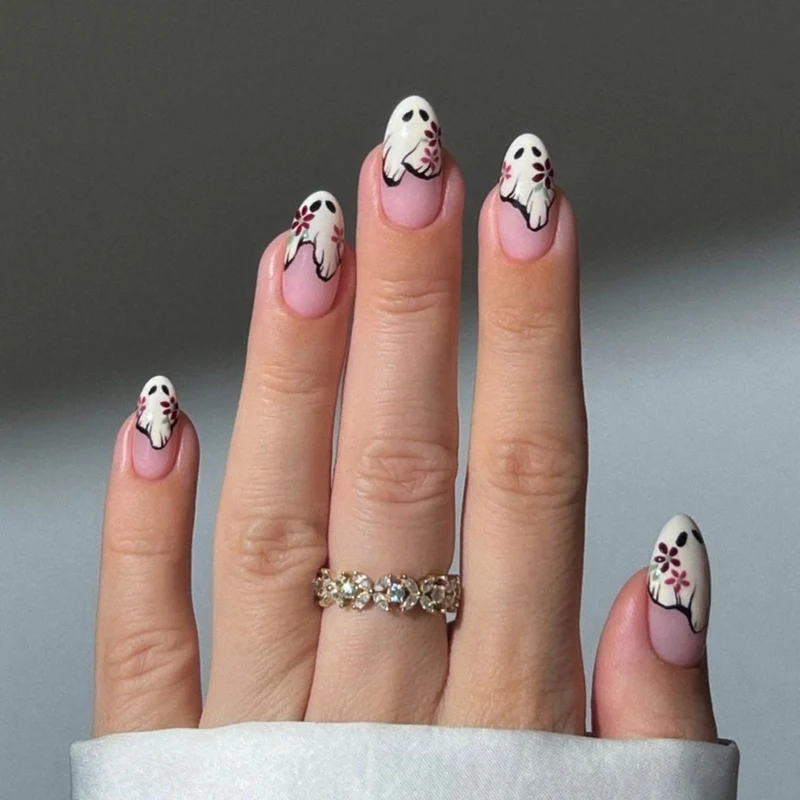 Kunstnagelset mit floralen Motiven und eleganten Verzierungen Brehn