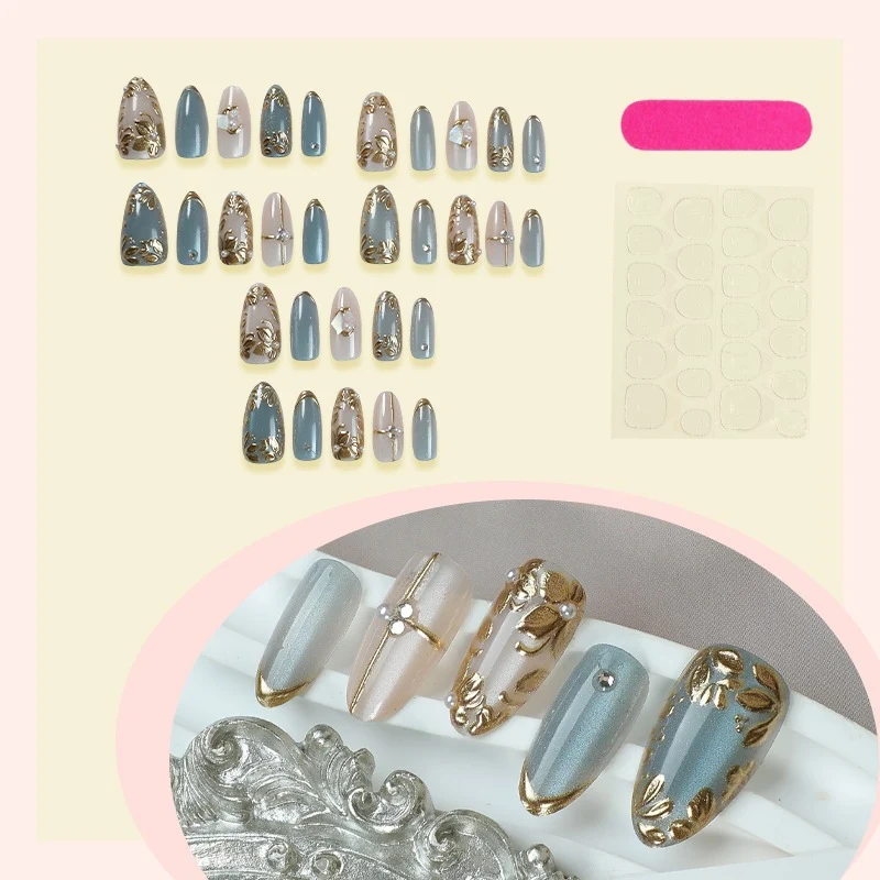 Kunstnagelset mit floralen Goldakzenten und eleganten Designs Brehn