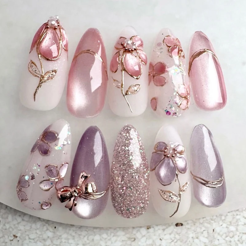 Kunstnagelset mit floralen Goldakzenten und eleganten Designs Brehn