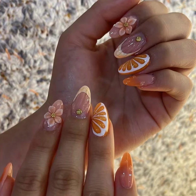 Kunstnagelset mit floralen Designs und Glitzer-Akzenten Brehn