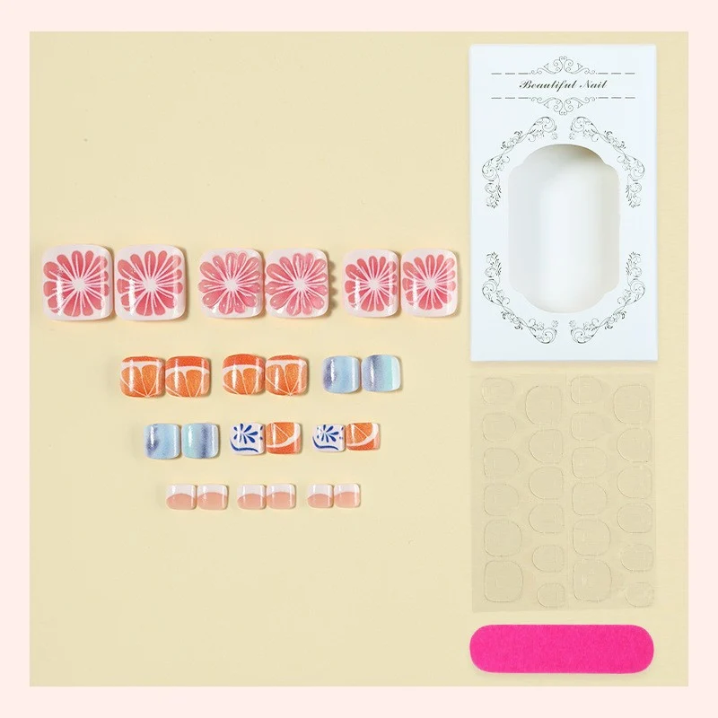 Kunstnagelset mit floralen Designs und Glitzer-Akzenten Brehn