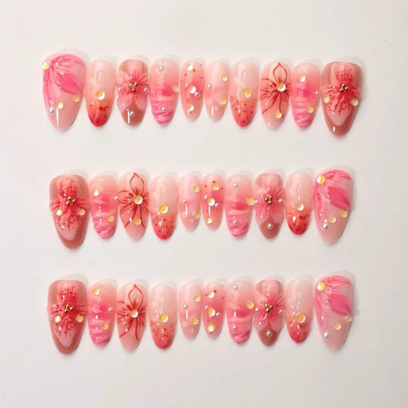 Kunstnagelset mit floralen Designs und funkelnden Akzenten Brehn