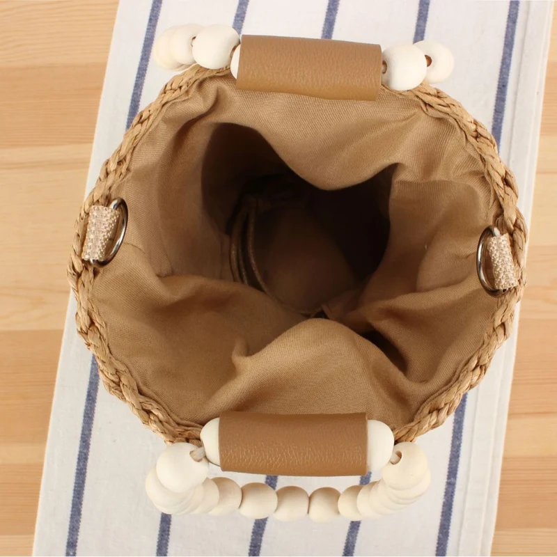 Handtasche aus geflochtenem Naturmaterial mit dekorativem Holzgriff Skanto