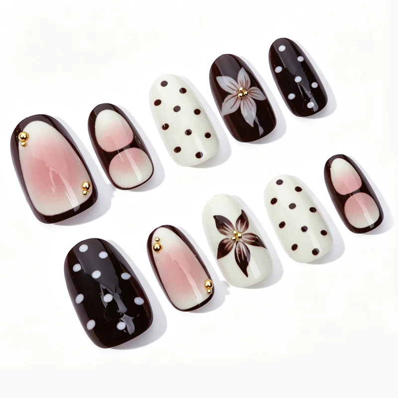 Kunstnagelset mit floralen Akzenten und eleganten Design Brehn