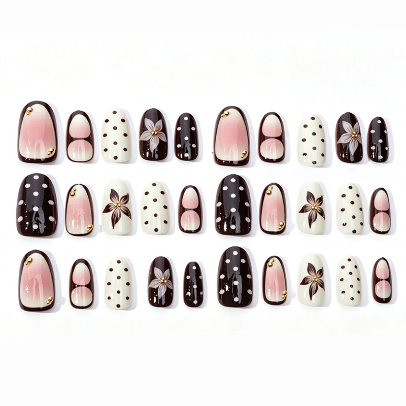 Kunstnagelset mit floralen Akzenten und eleganten Design Brehn