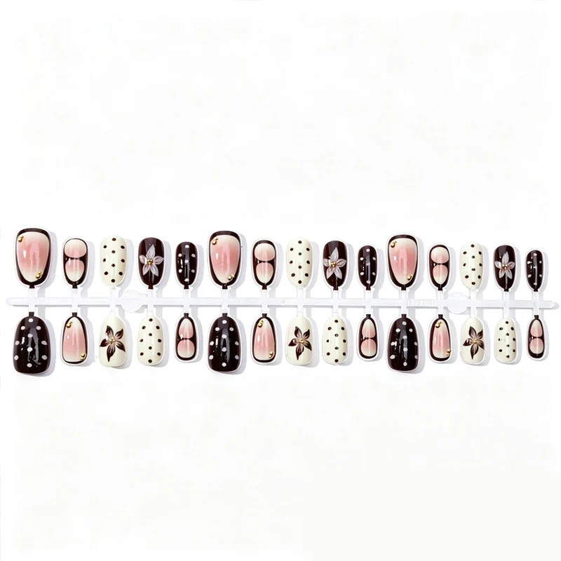 Kunstnagelset mit floralen Akzenten und eleganten Design Brehn