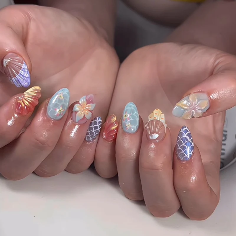 Kunstnagelset mit floralen Akzenten und eleganten 3D-Details Brehn