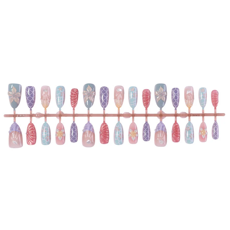 Kunstnagelset mit floralen Akzenten und eleganten 3D-Details Brehn