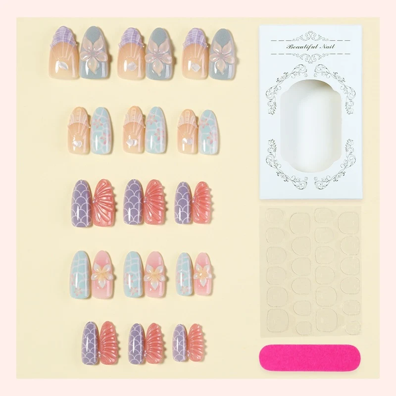 Kunstnagelset mit floralen Akzenten und eleganten 3D-Details Brehn