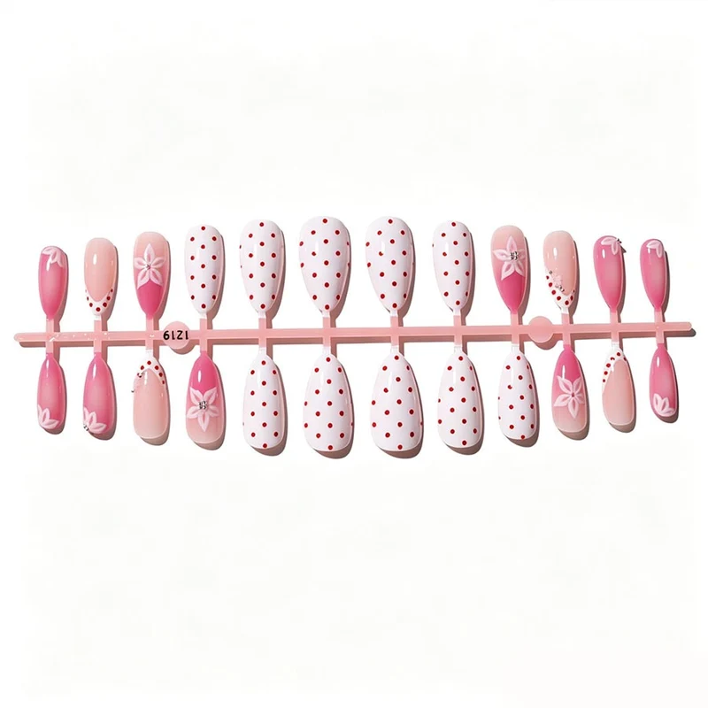 Kunstnagelset mit floralen Akzenten und charmanten Polka-Dots Brehn