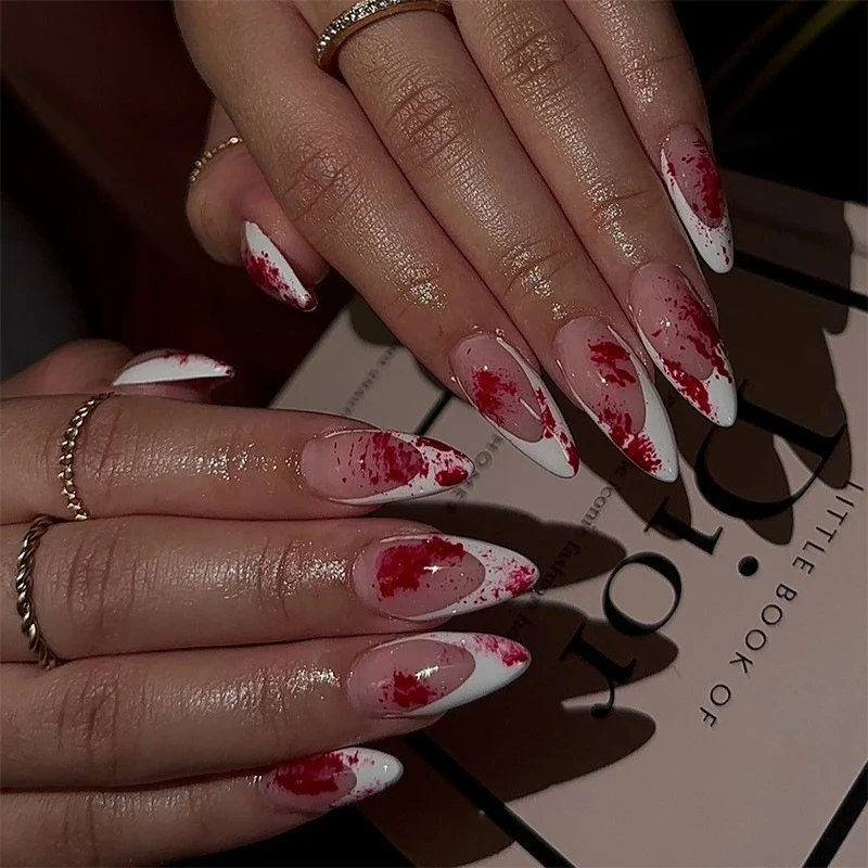 Kunstnagelset mit floralen Akzenten und ausgefallenem Design Brehn
