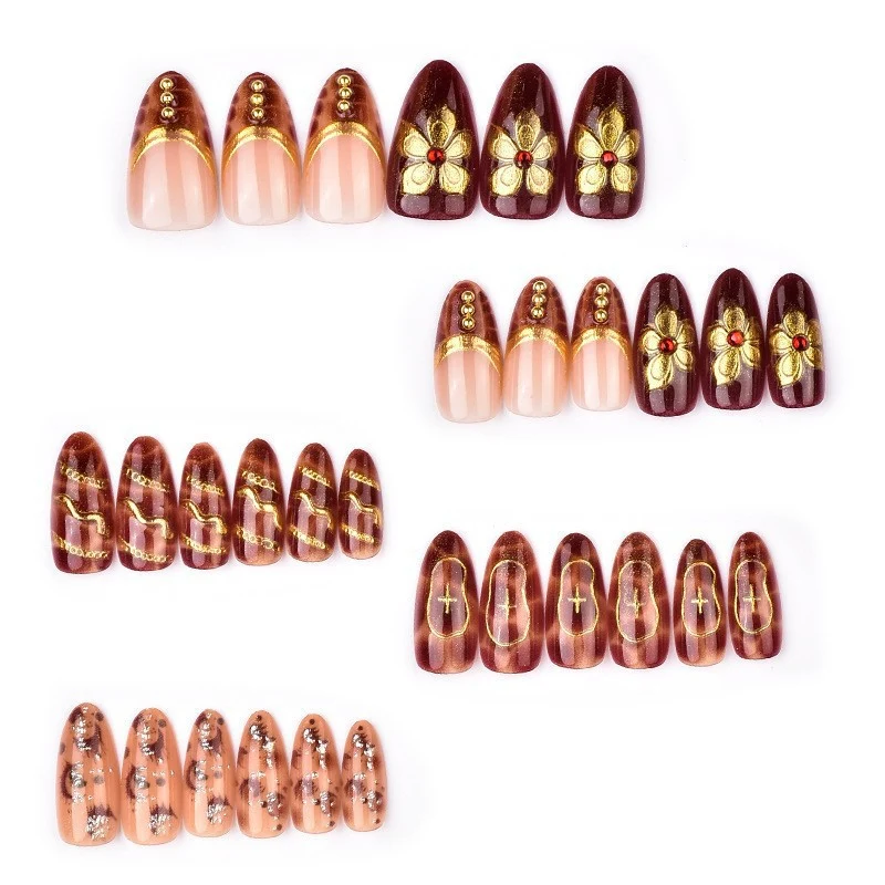 Kunstnagelset mit floralen Akzenten Brehn