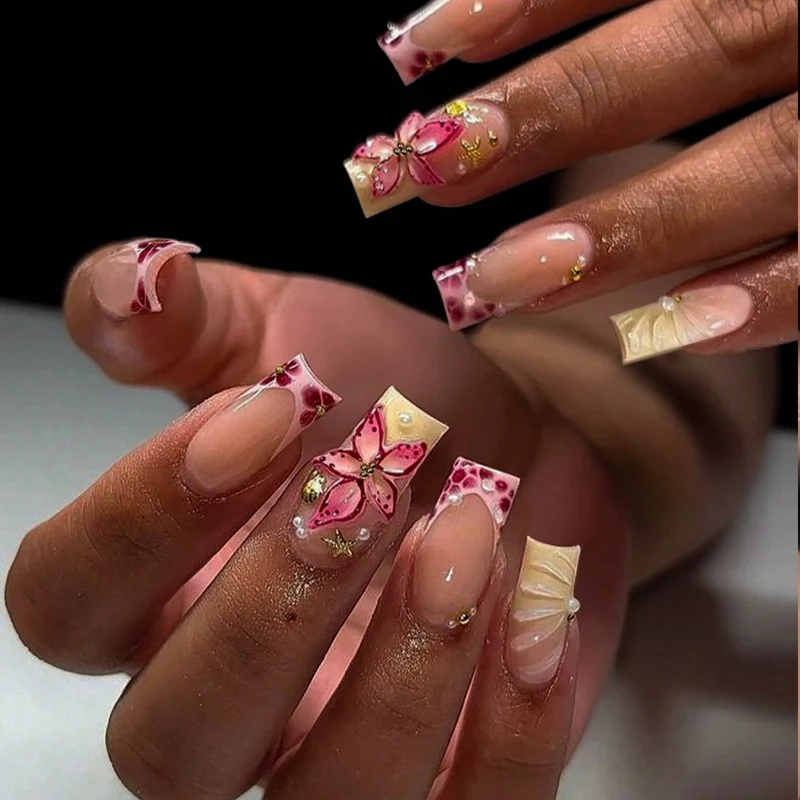 Kunstnagelset mit floralen 3D-Motiven und Glitzerakzenten Brehn