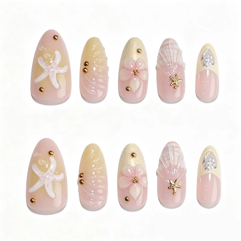 Kunstnagelset mit floralen 3D-Elementen und goldenen Akzenten Brehn