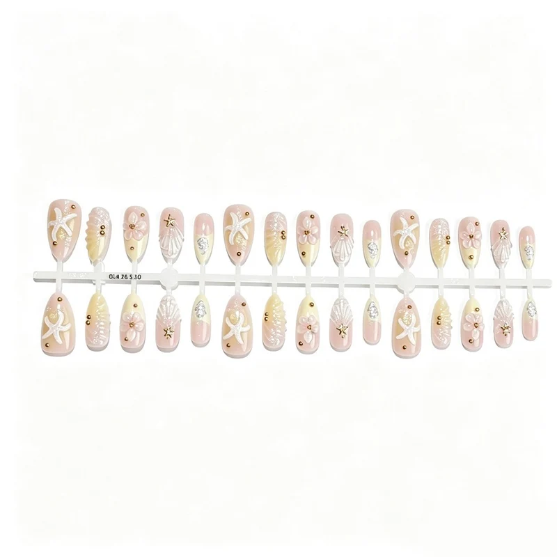 Kunstnagelset mit floralen 3D-Elementen und goldenen Akzenten Brehn