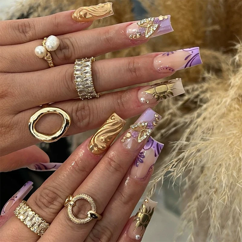 Kunstnagelset mit eleganten floralem Design und Glitzerakzenten Brehn