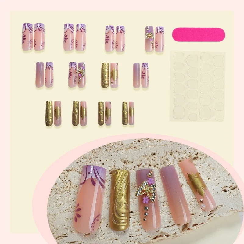 Kunstnagelset mit eleganten floralem Design und Glitzerakzenten Brehn
