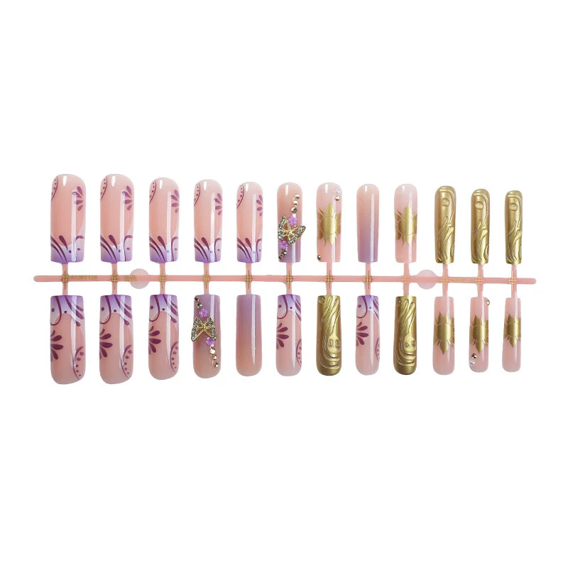 Kunstnagelset mit eleganten floralem Design und Glitzerakzenten Brehn