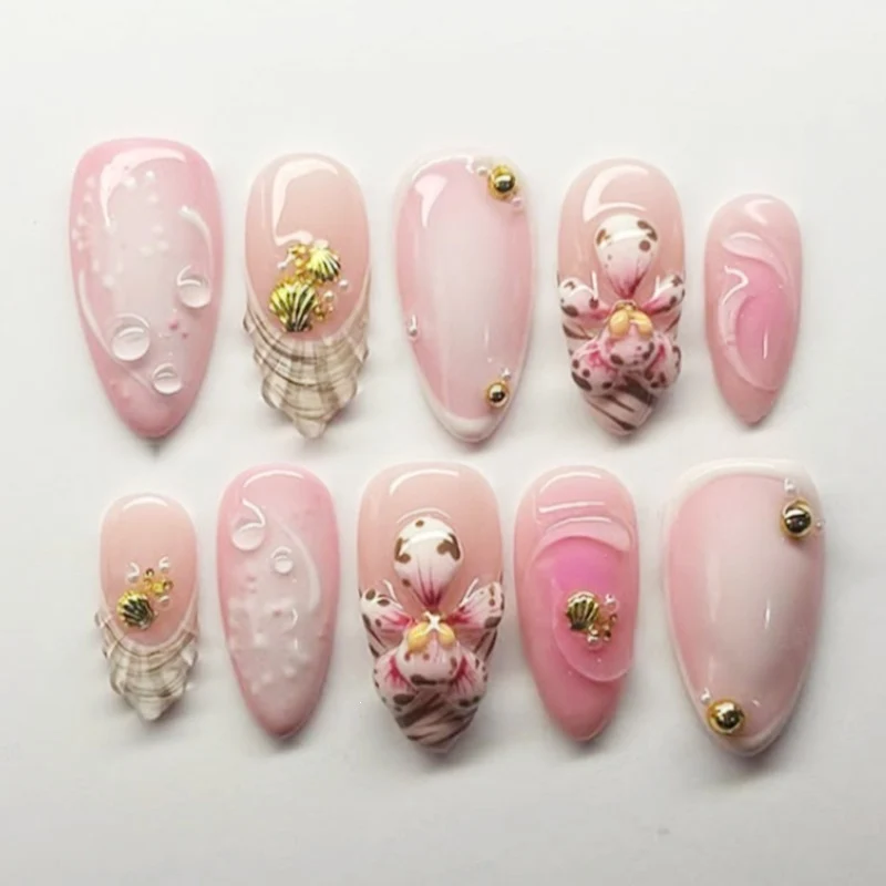 Kunstnagelset mit eleganten floralem Design und funkelnden Akzenten Brehn