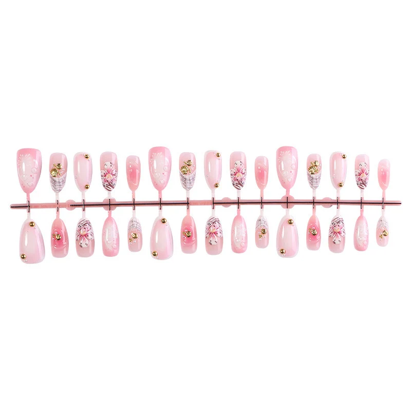Kunstnagelset mit eleganten floralem Design und funkelnden Akzenten Brehn