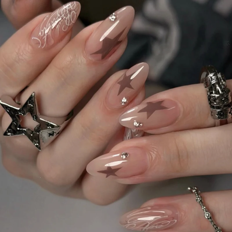 Kunstnagelset mit eleganten Stern- und Glitzerdetails Brehn