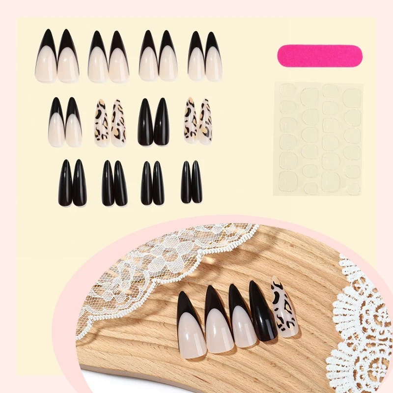 Kunstnagelset mit eleganten Spitzen und modernen Mustern Brehn