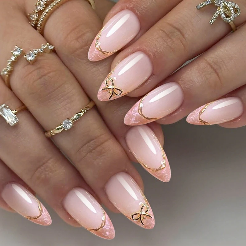 Kunstnagelset mit eleganten Spitzen und Goldverzierungen Brehn