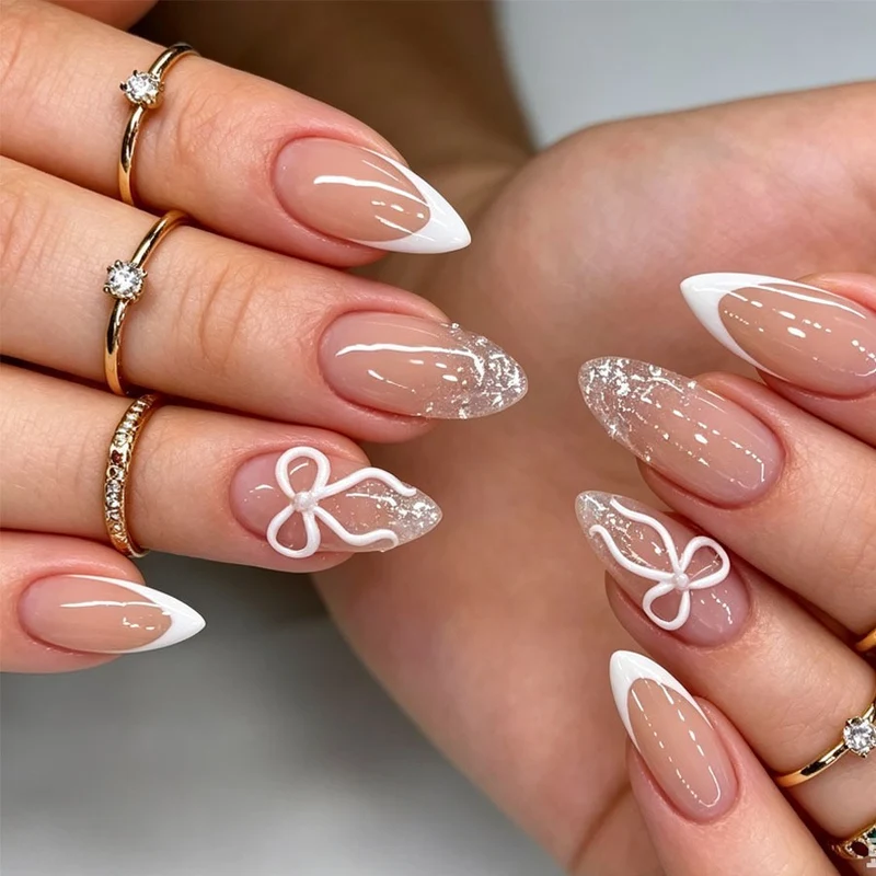 Kunstnagelset mit eleganten Spitzen und Glitzerakzenten Brehn
