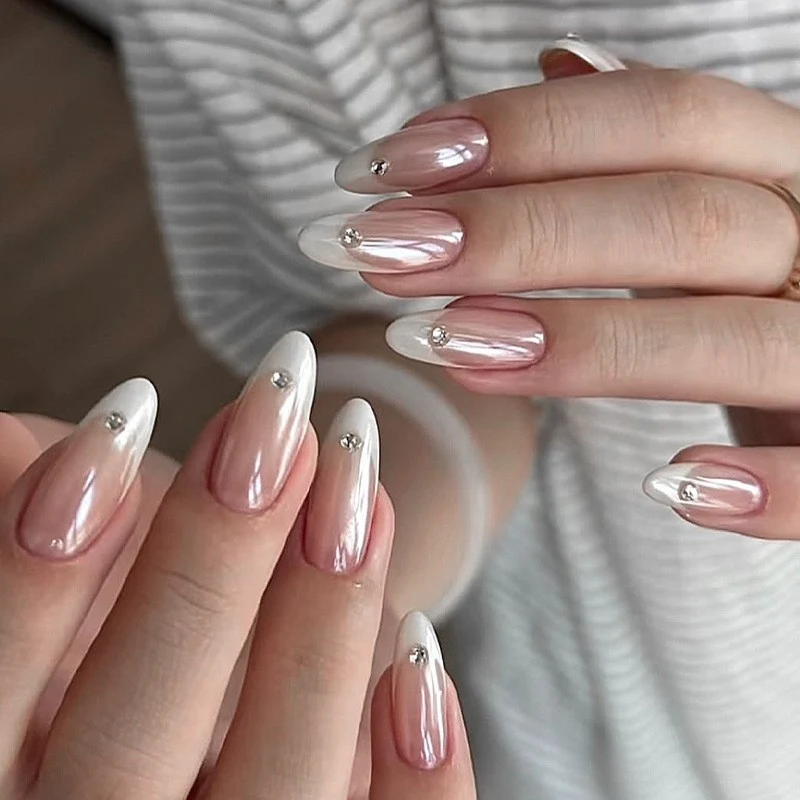Kunstnagelset mit elegantem Hochglanz Ombre-Design und funkelnden Akzenten Brehn