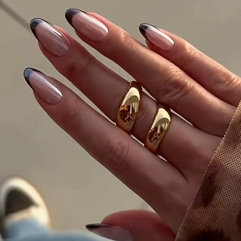 Kunstnagelset mit elegantem Hochglanz Ombre-Design und funkelnden Akzenten Brehn