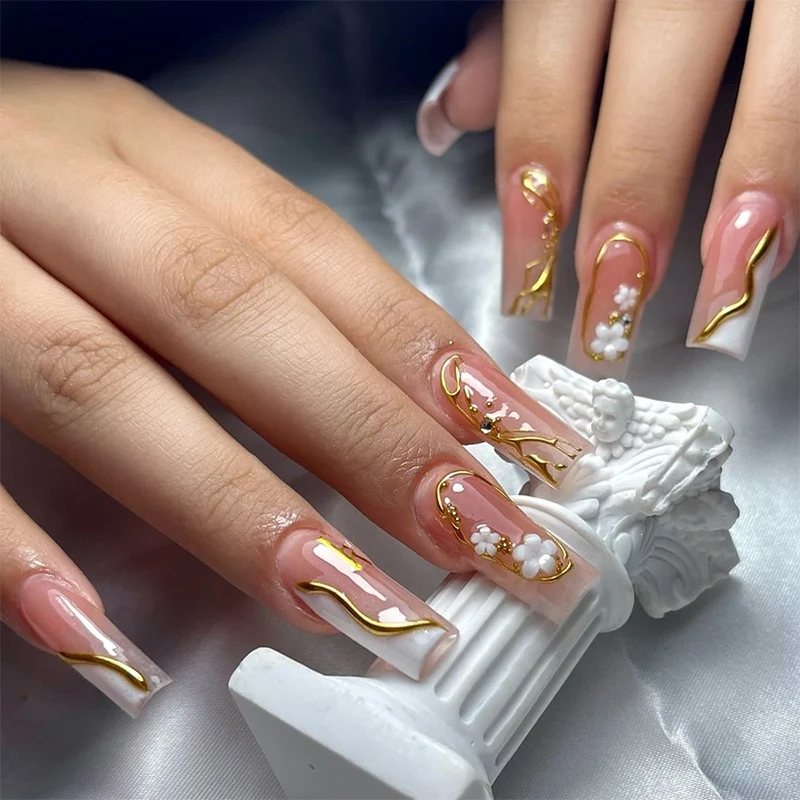 Kunstnagelset mit elegantem Goldakzent und floralen Designs Brehn