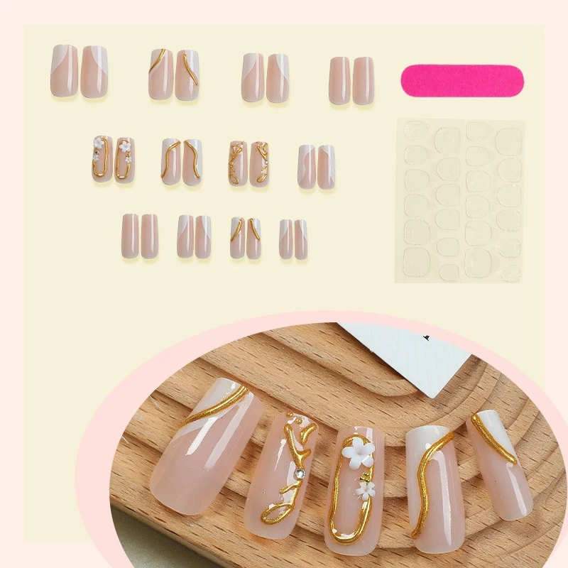 Kunstnagelset mit elegantem Goldakzent und floralen Designs Brehn