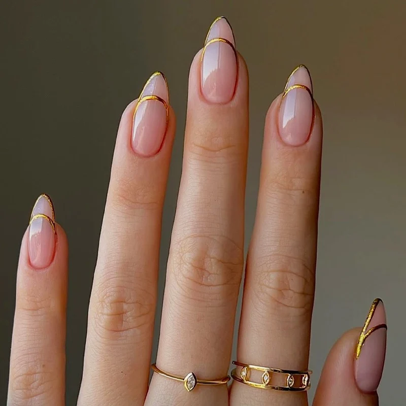 Kunstnagelset mit elegantem Goldakzent Brehn