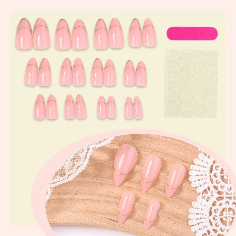 Kunstnagelset mit elegantem Goldakzent Brehn