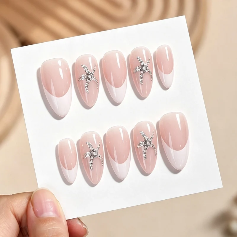 Kunstnagelset mit elegantem französischen Design und funkelnden Akzenten Brehn
