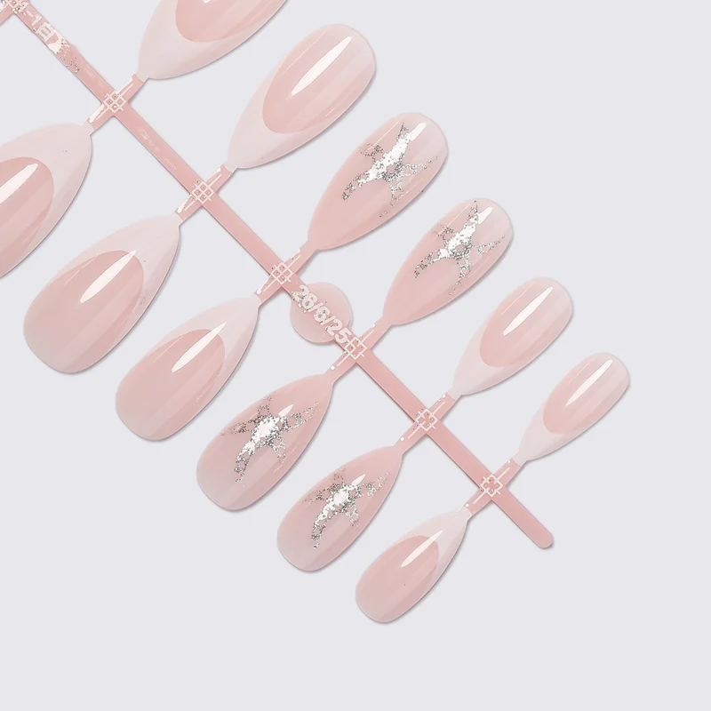 Kunstnagelset mit elegantem französischen Design und funkelnden Akzenten Brehn