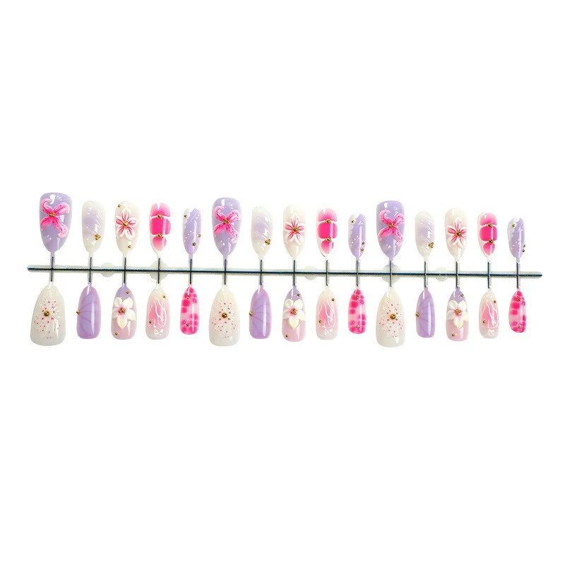 Kunstnagelset mit elegantem floralen Design und 3D-Akzenten Brehn