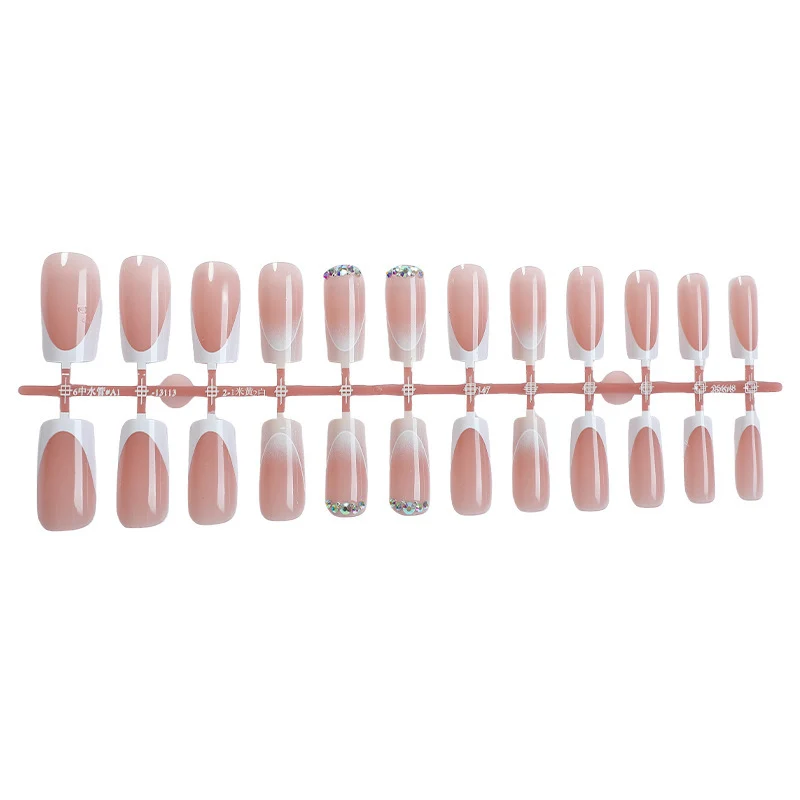 Kunstnagelset mit eleganten Farbverläufen und Glitzerdetails Brehn