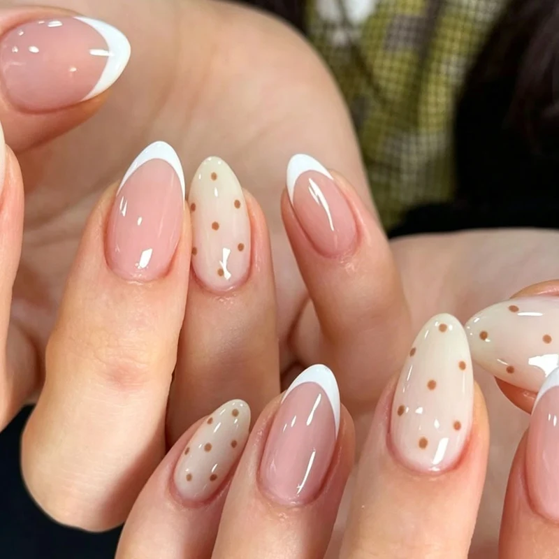 Kunstnagelset mit eleganten Farbverläufen und feinen Punkten Brehn