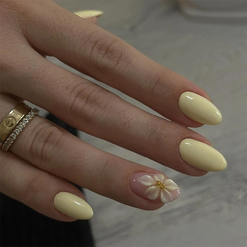 Kunstnagelset mit eleganten blütenverzierten Akzenten Brehn