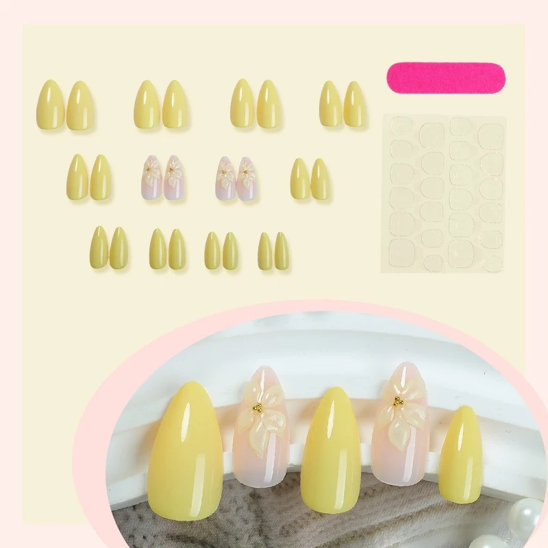 Kunstnagelset mit eleganten blütenverzierten Akzenten Brehn