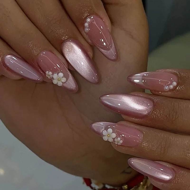 Kunstnagelset mit eleganten Blütenmotiven Brehn