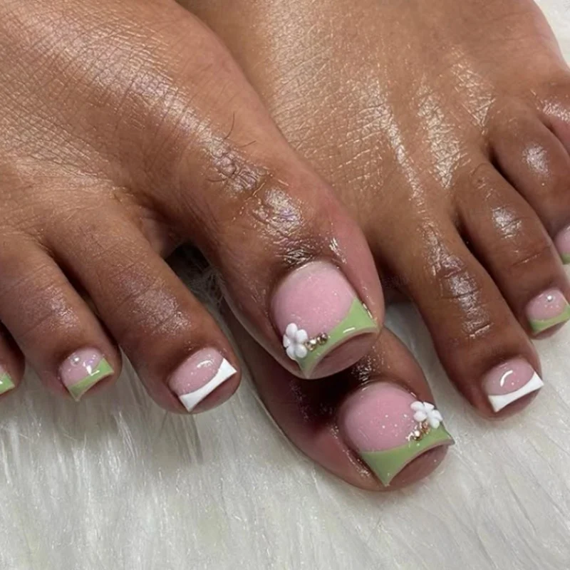 Kunstnagelset mit eleganten Blütenakzenten Brehn