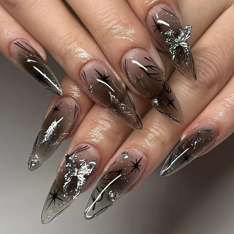 Kunstnagelset mit elegantem, floralem Design und Glitzerdetails Brehn