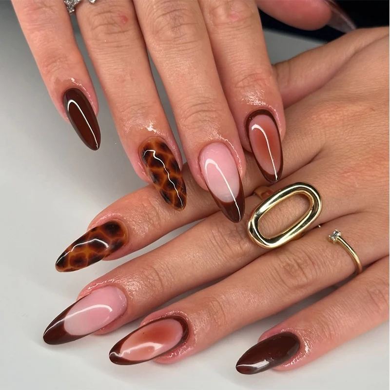 Kunstnagelset mit elegantem Farbverlauf und trendigen Tiermotiven Brehn